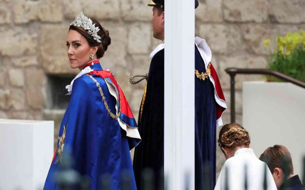 Kate Middleton all'incoronazione di Re Carlo: l'abito impeccabile e i figli